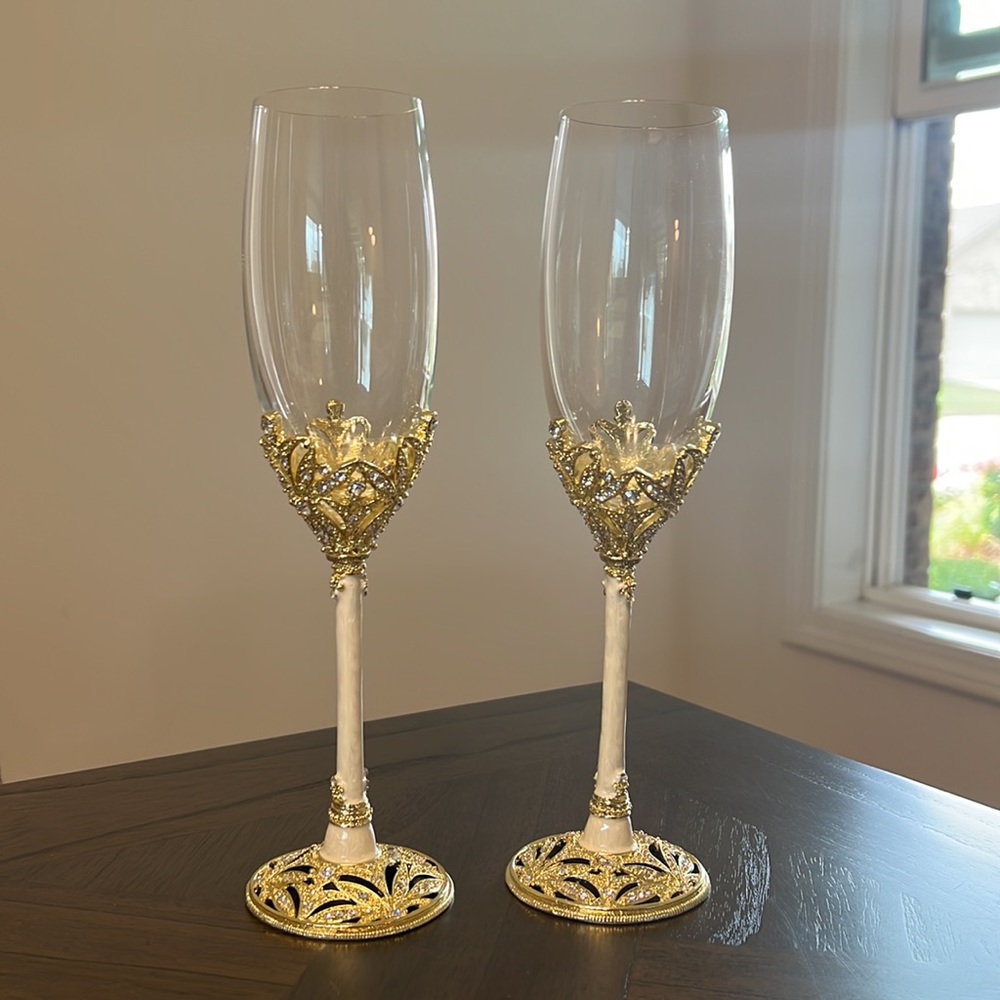 Toast champagne flutes for wedding